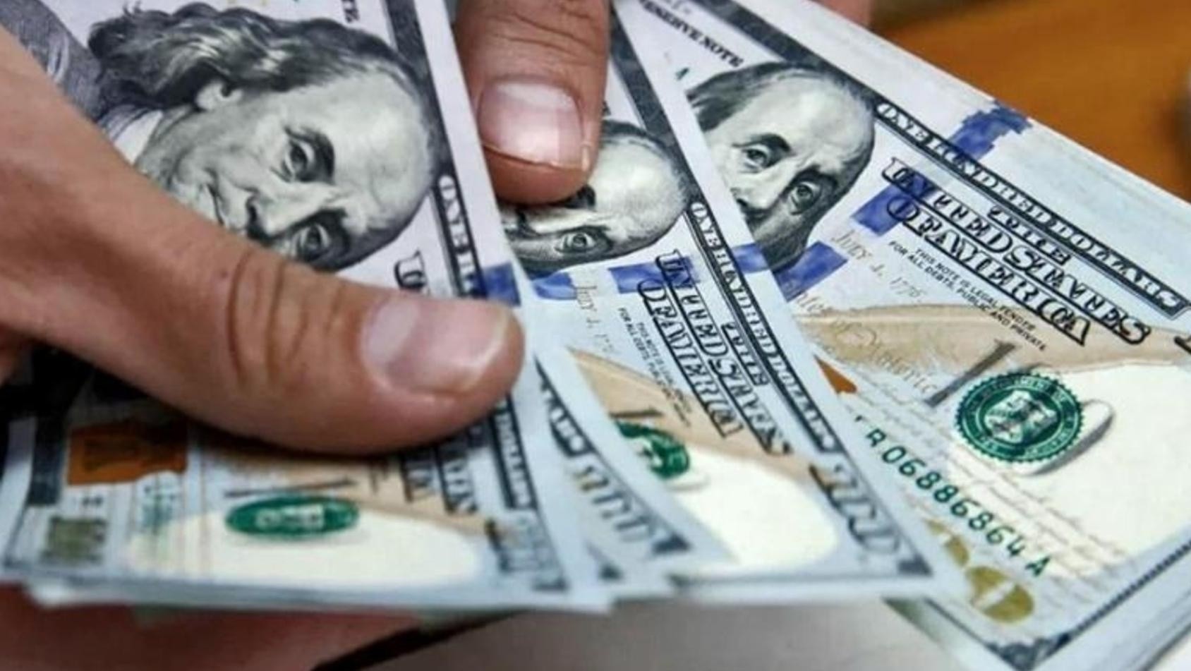 El dolar paralelo acumula una suba de $84 en lo que va del año.