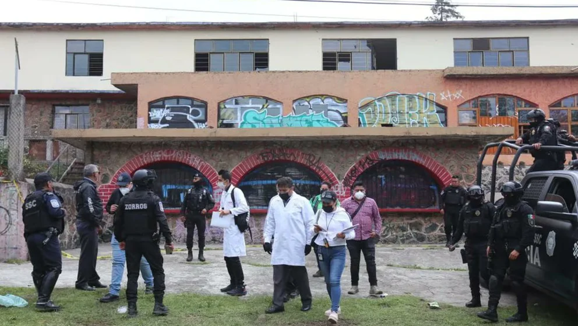 Policías y peritos trabajando tras el enfrentamiento con los narcos.