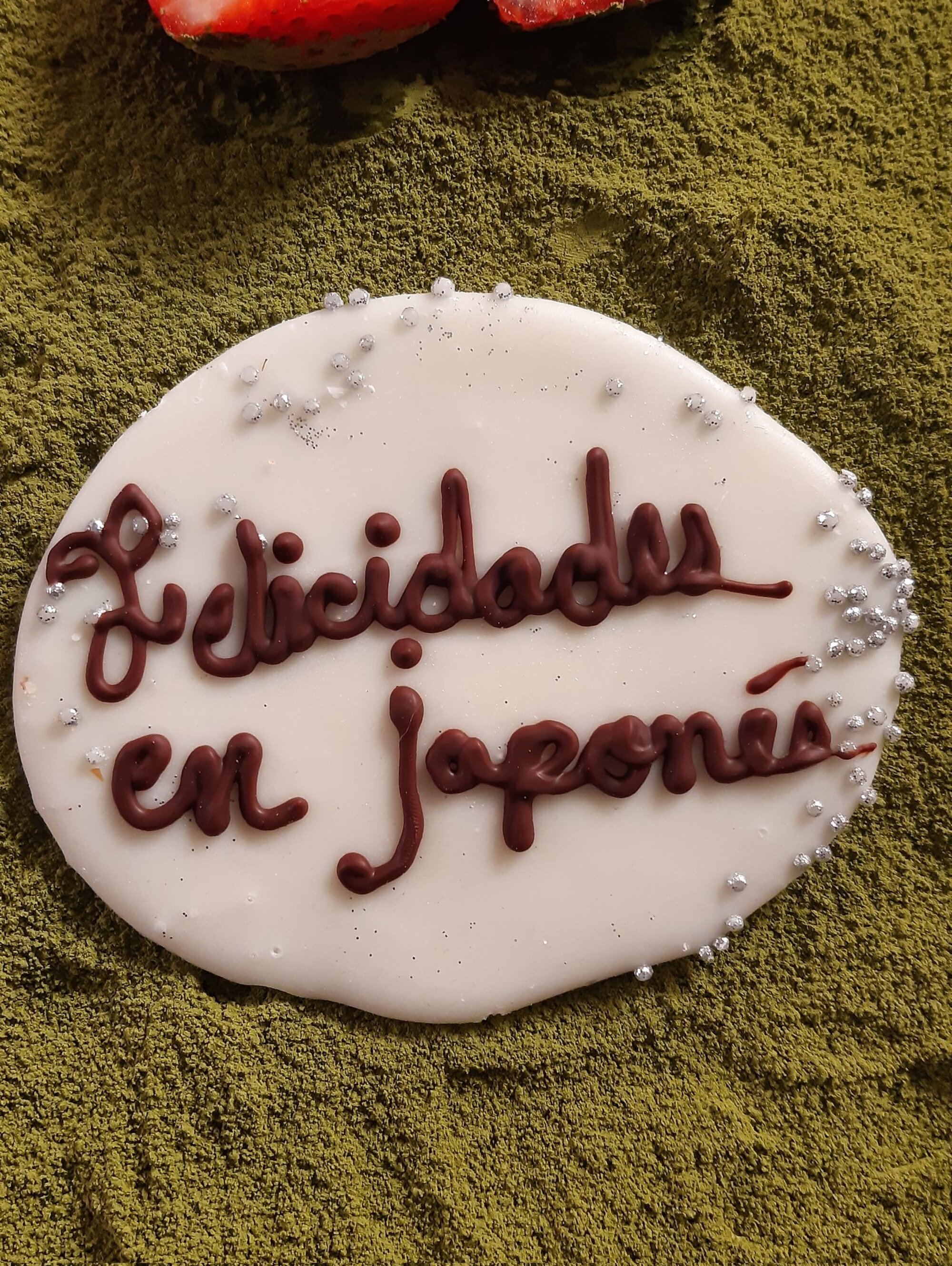 Encargó una torta de cumpleaños, pidió que escribieran 'felicidades' en japonés y le mandaron algo insólito.