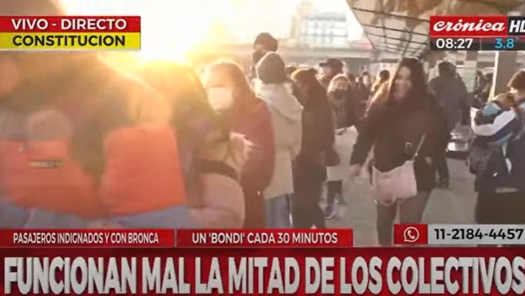 Una larga fila de pasajeros en una parada de colectivos del barrio porteño de Constitución (Captura de pantalla).