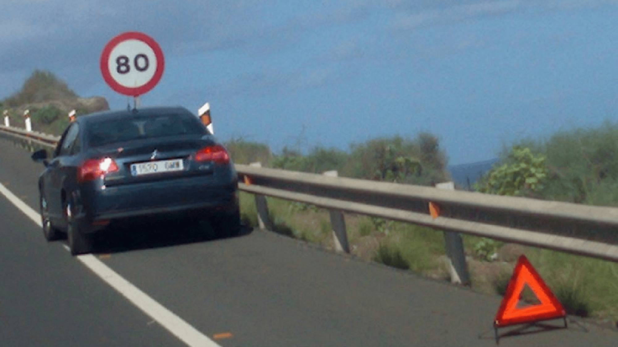 Luego de cuatro horas frenados en la ruta, su pareja la sorprende con una insólita reacción.