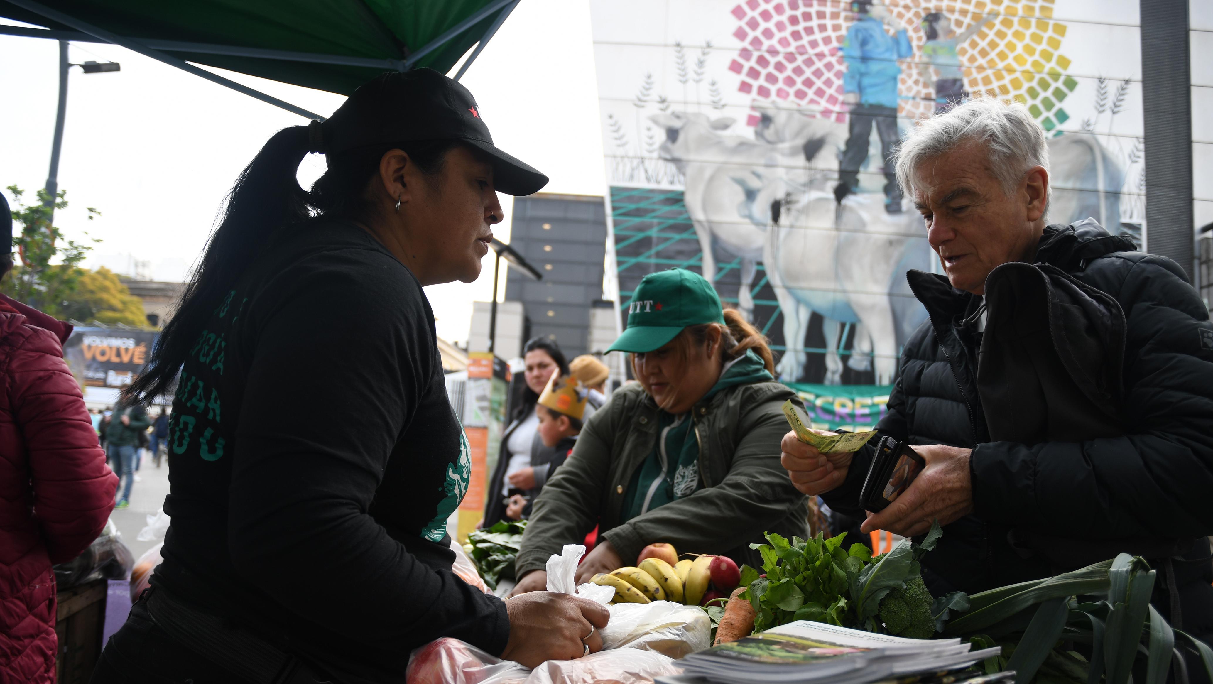 Hubo mucha gente que se acercó a la feria y se interesó en cómo son los pequeños emprendimientos productivos (Foto Télam)