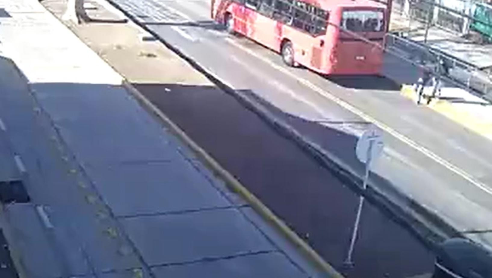 El momento en el que la pareja avanza hacia el carril del Metrobus (Captura de video).