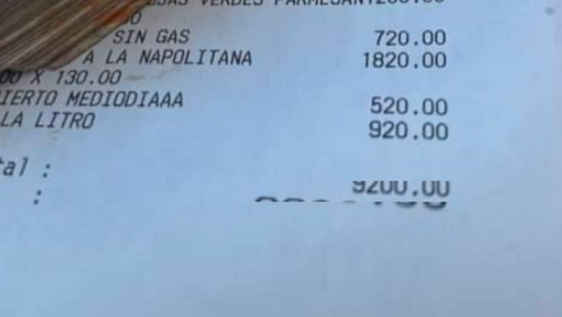 La cantidad de dinero que desembolsó en una comida provocó polémica en las redes sociales.