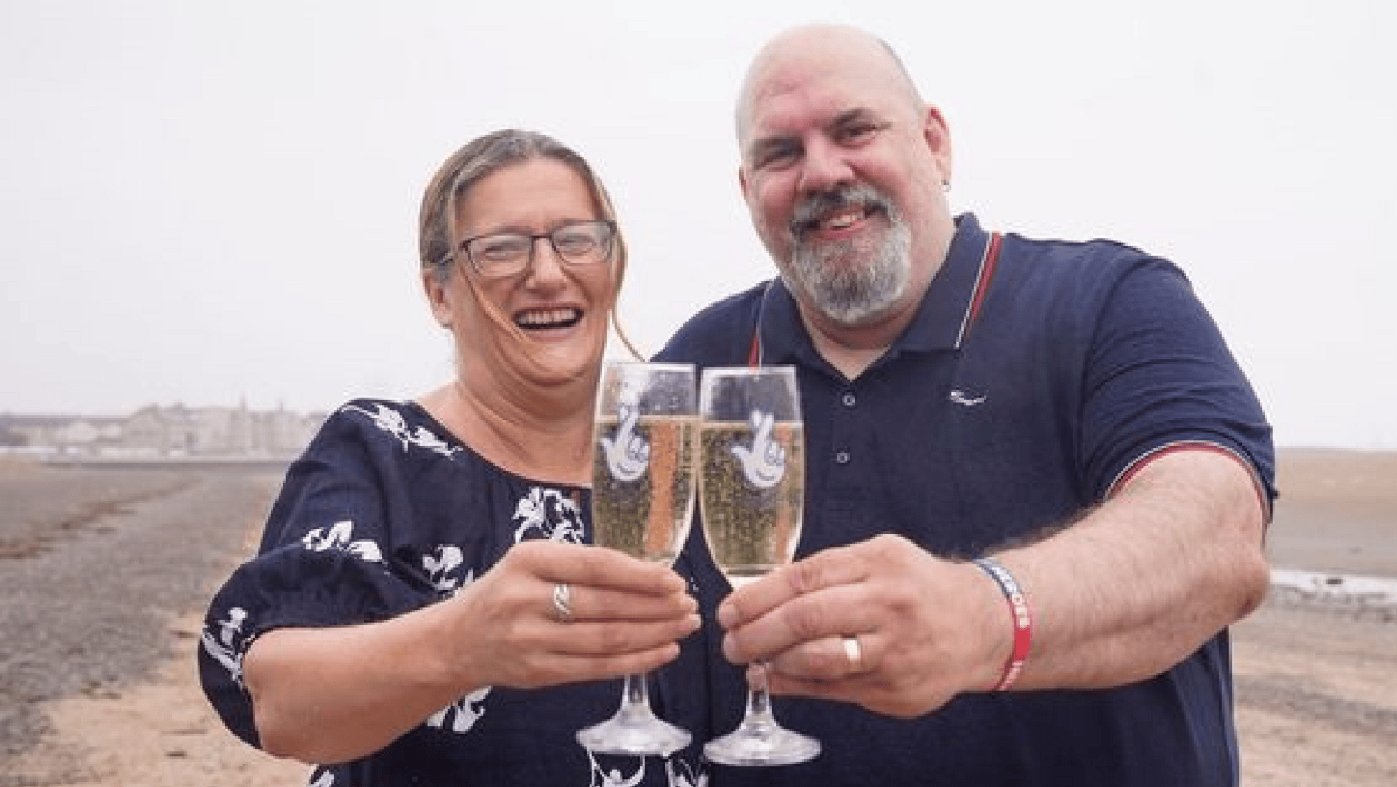 Lee Kuchczynski y su esposa Helen ganaron 4 millones de dólares y celebraron en una playa de Inglaterra.