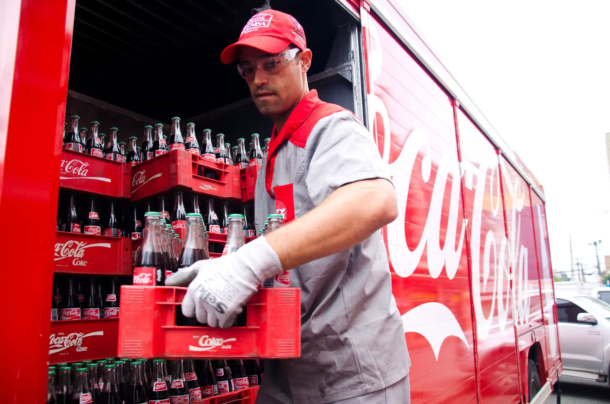 Coca-Cola busca empleados y ofrece sueldos de hasta $183.000: cuáles son los requisitos