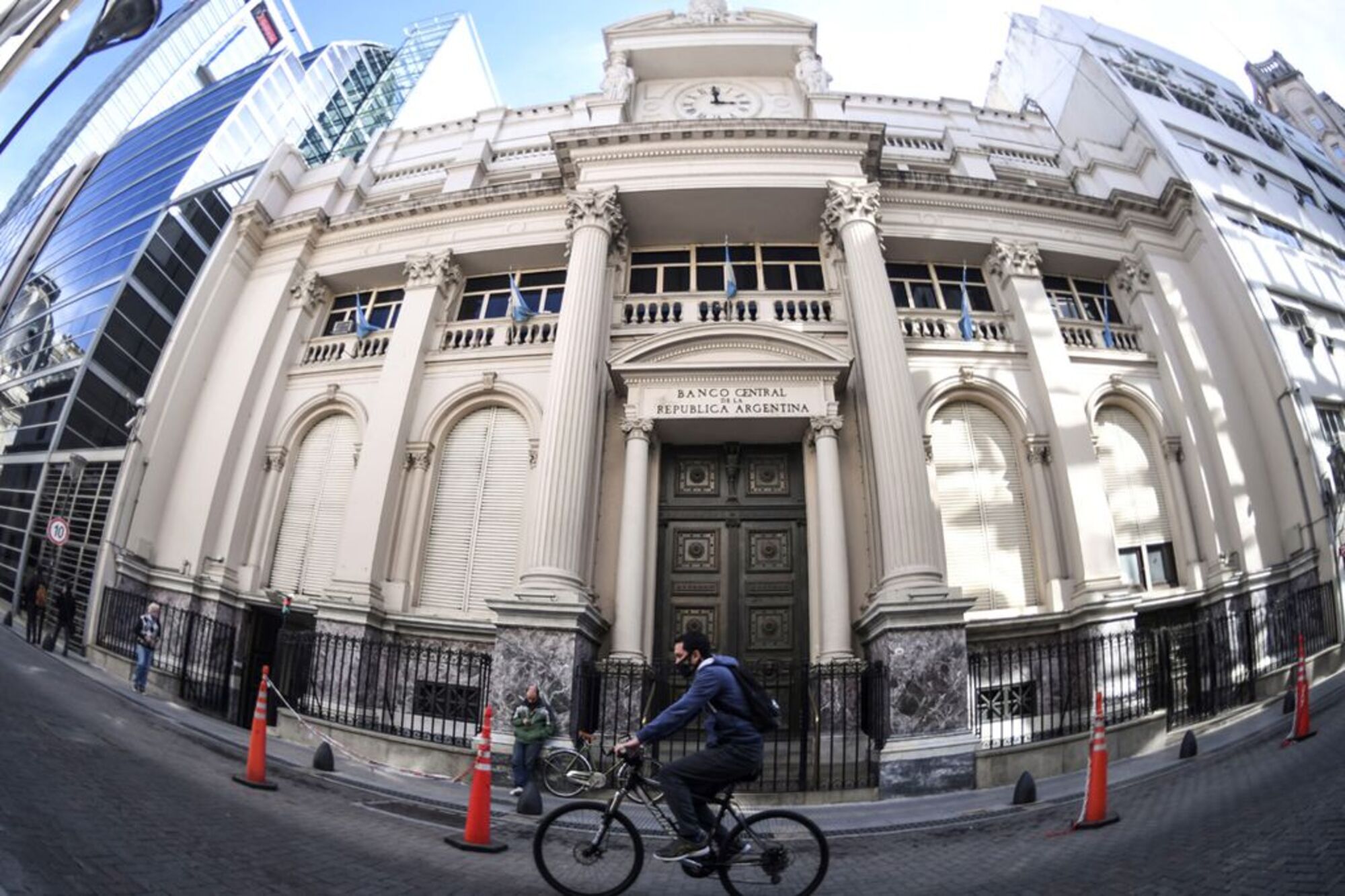 El   <a href='https://www.cronica.com.ar/tags/Banco Central'>Banco Central</a> aumentó la tasa de interés del plazo fijo.