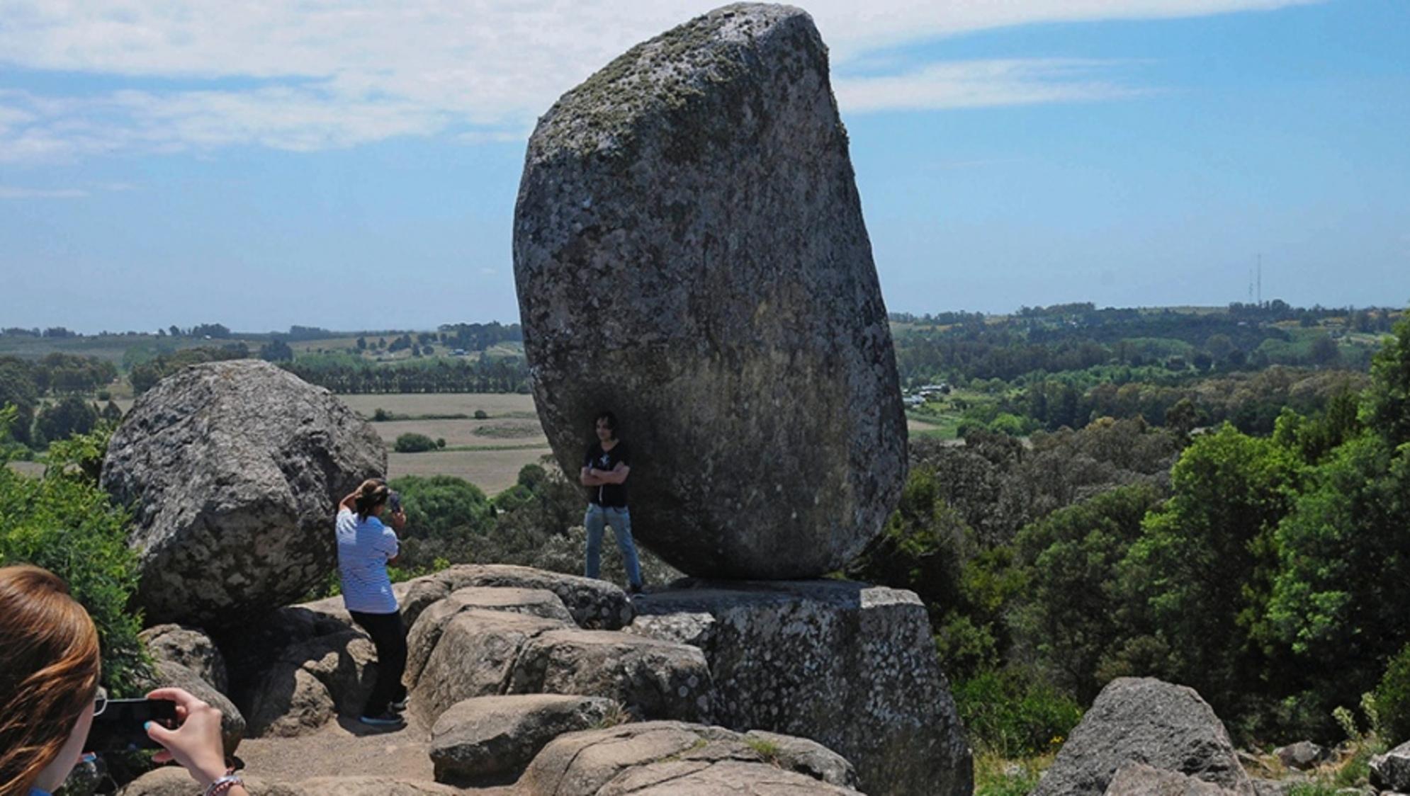 La famosa piedra movediza de Tandil (Archivo/Télam).