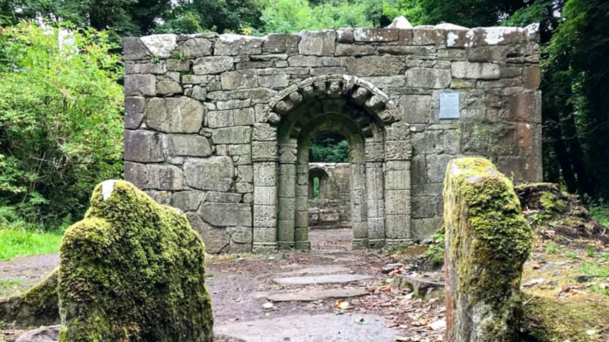 La tétrica isla está repleta de estructuras abandonadas.