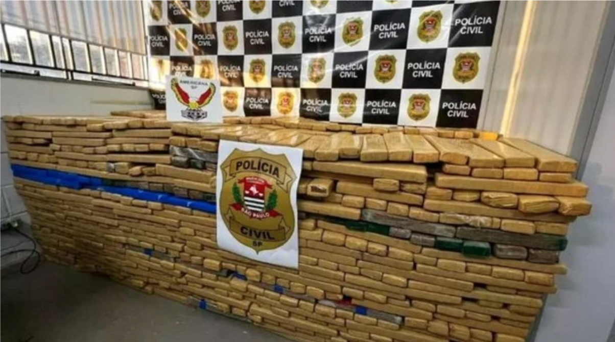 La policía encontró 1.176 ladrillos con marihuana dentro.