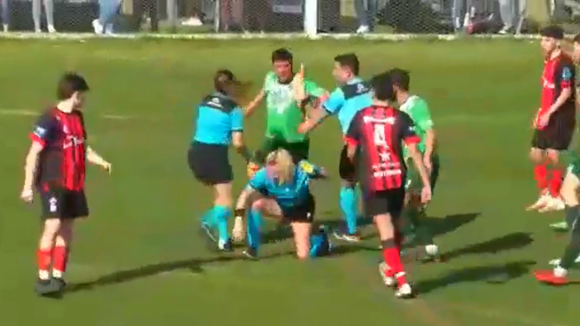 Una arbitra recibió una brutal golpiza en pleno partido de la Liga de Tres Arroyos (Captura de video).