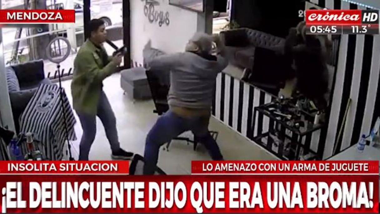 Insólita situación se vivió en una barbería de Mendoza (Captura de TV).