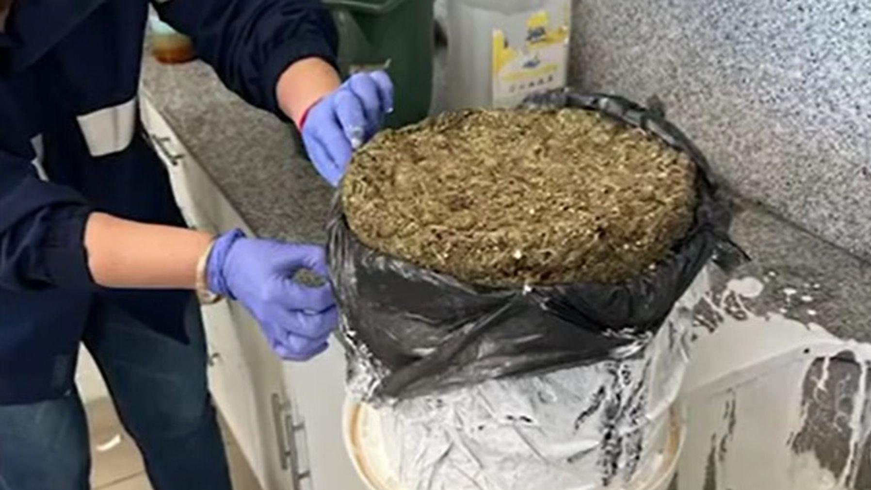 Más de 6 kilos de marihuana prensada fueron encontrados en baldes de pintura (Captura de video).