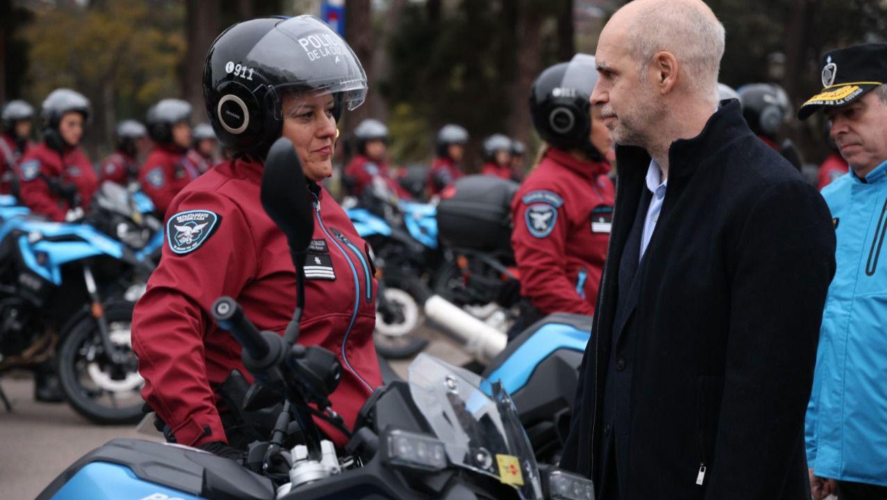 El jefe de Gobierno porteño, Horacio Rodríguez Larreta, encabezó la entrega de 100 motos a la Policía de la Ciudad.