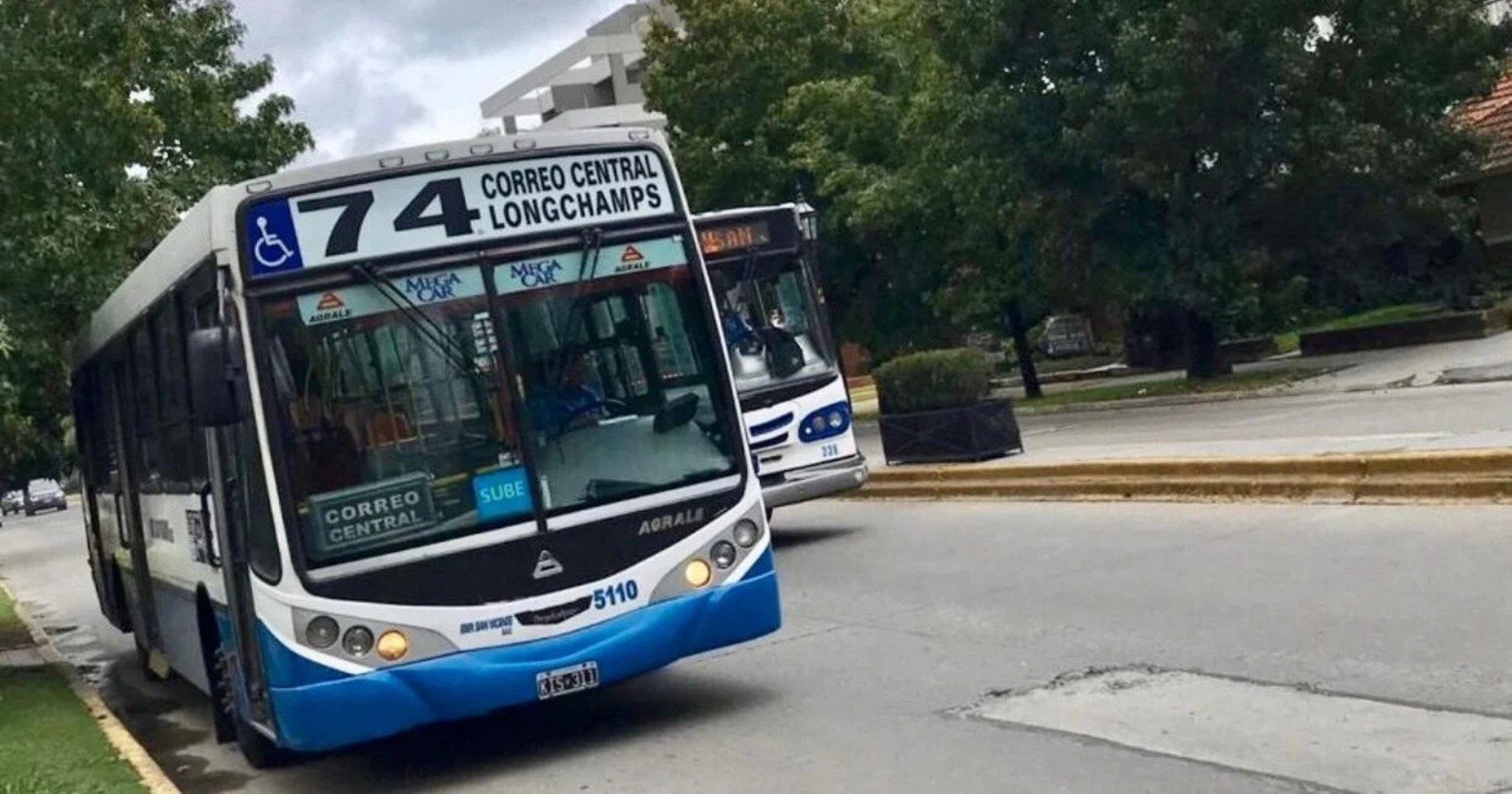 Un grupo de WhatsApp para avisar el recorrido del colectivo: una idea innovadora y útil para los trabajadores y estudiantes.