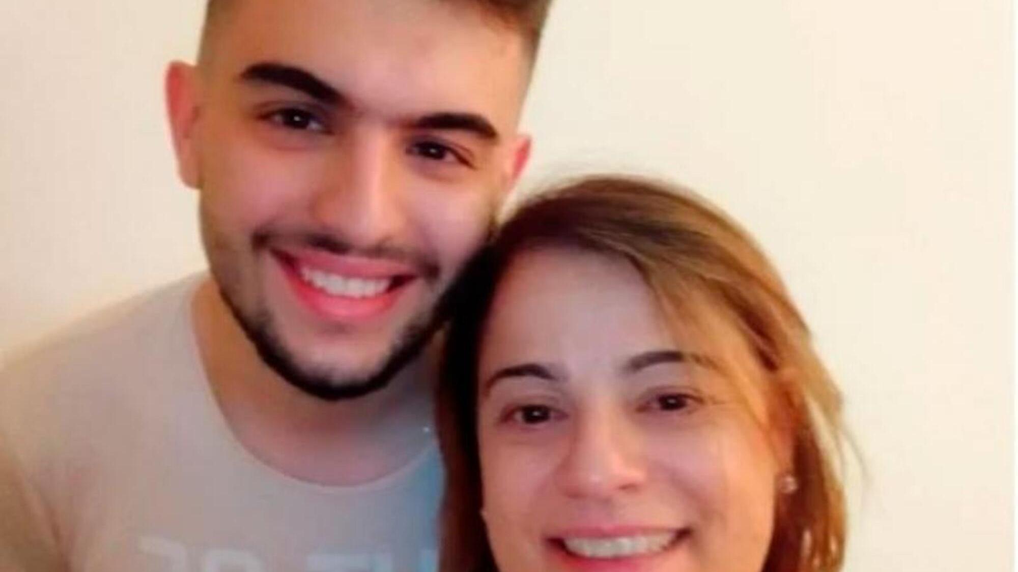 Bruno Sebastián Martín, la víctima de 21 años, junto a su mamá.