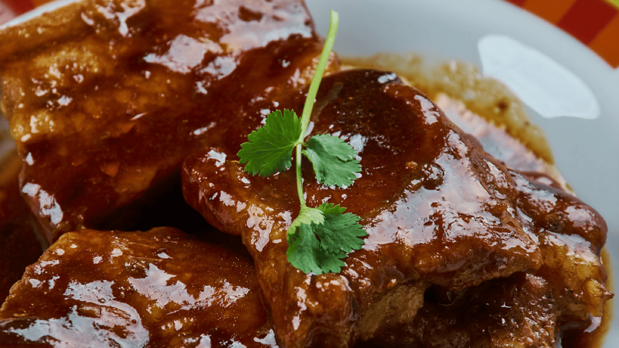 Los pasos para preparar una exquisita carne al vino tinto. 