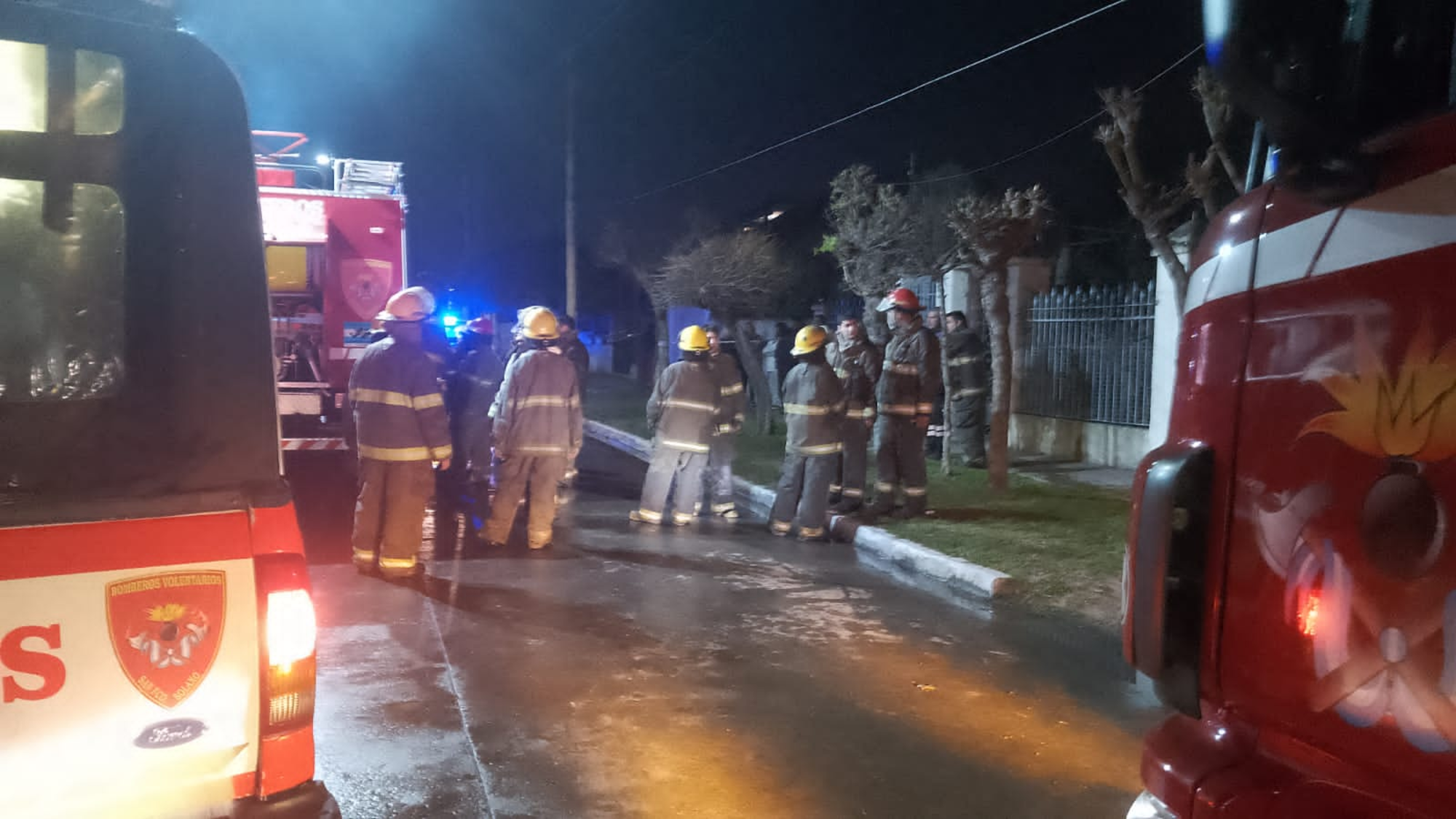 Los bomberos trabajando en el lugar del crimen. 