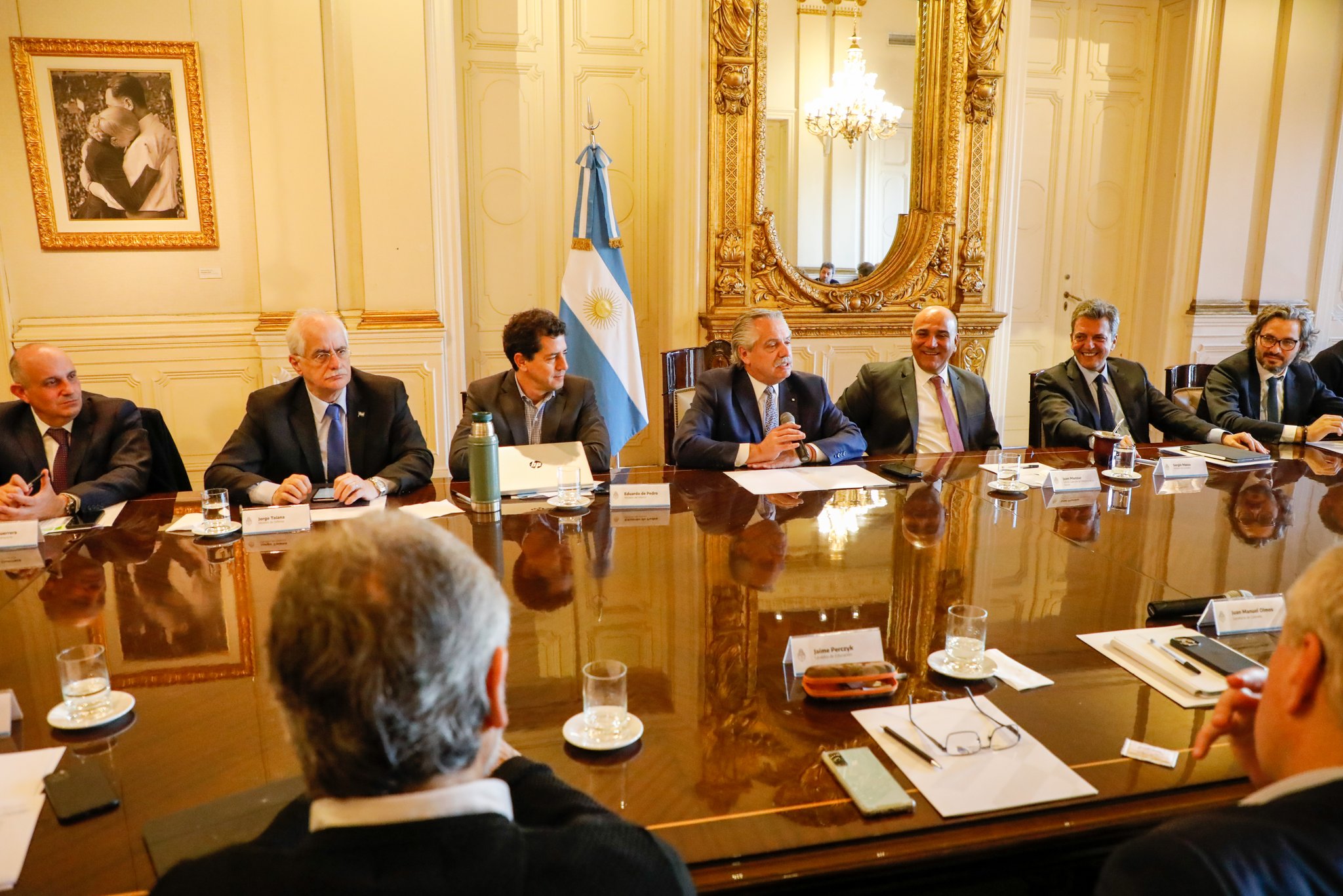 Alberto Fernández presidió la reunión de ministros y se sentó junto a Juan Manzur.