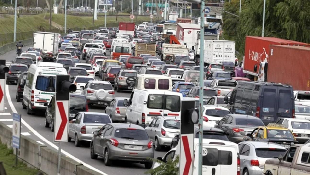 Tránsito pesado en los accesos a la ciudad de Buenos Aires (Imagen ilustrativa).