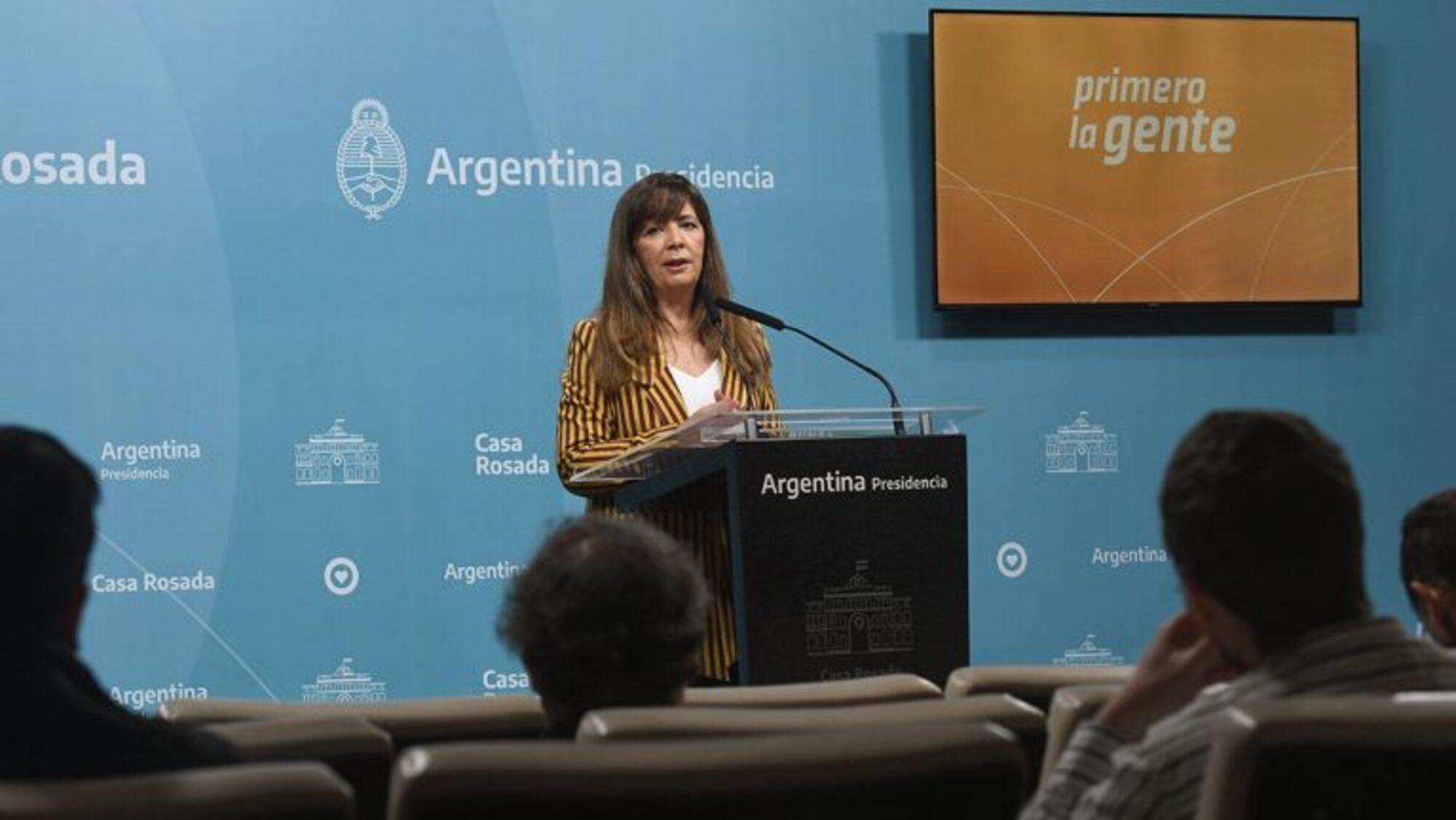 Gabriela Cerruti destacó que “los dólares financieros cayeron un 15%” en la cotización (Foto Télam).