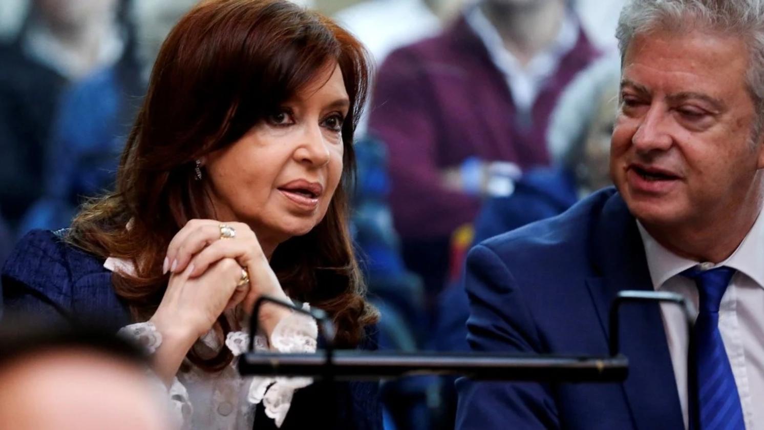 Cristina Fernández de Kirchner conversa con su abogado Carlos Beraldi (Archivo).