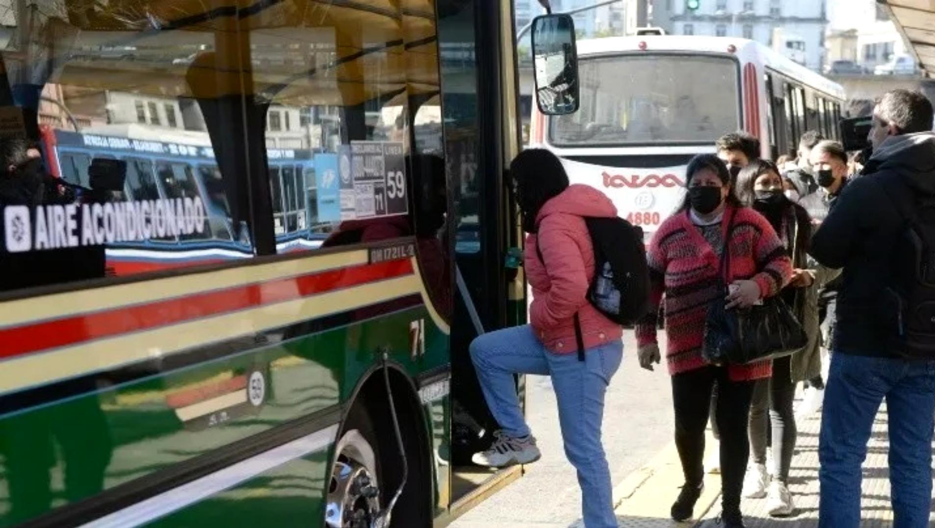 Los colectivos en el AMBA funcionaban este viernes con frecuencia reducida (Crónica/Nahuel Ventura).