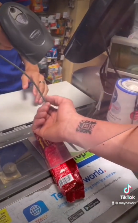 El joven tatuado con el código QR del supermercado se volvió viral (  <a href='https://www.cronica.com.ar/tags/TikTok'>TikTok</a>/@tescosclubcardguy).