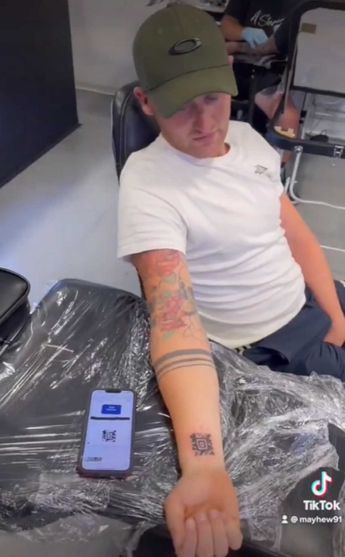 El joven tatuado con el código QR del supermercado se volvió viral (  <a href='https://www.cronica.com.ar/tags/TikTok'>TikTok</a>/@tescosclubcardguy).