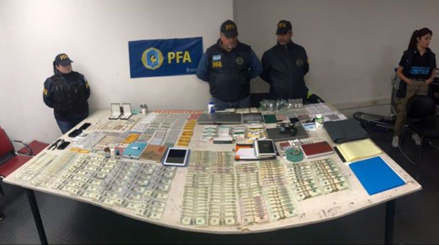 Dinero y objetos de valor secuestrados en el operativo de   <a href='https://www.cronica.com.ar/tags/Villa Crespo'>Villa Crespo</a>. (Foto: Policía)