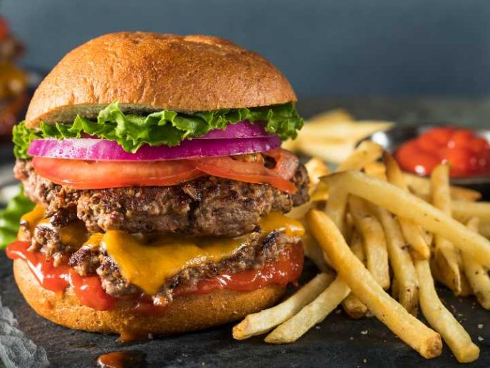 Cómo preparar una hamburguesa gourmet en tu hogar. 