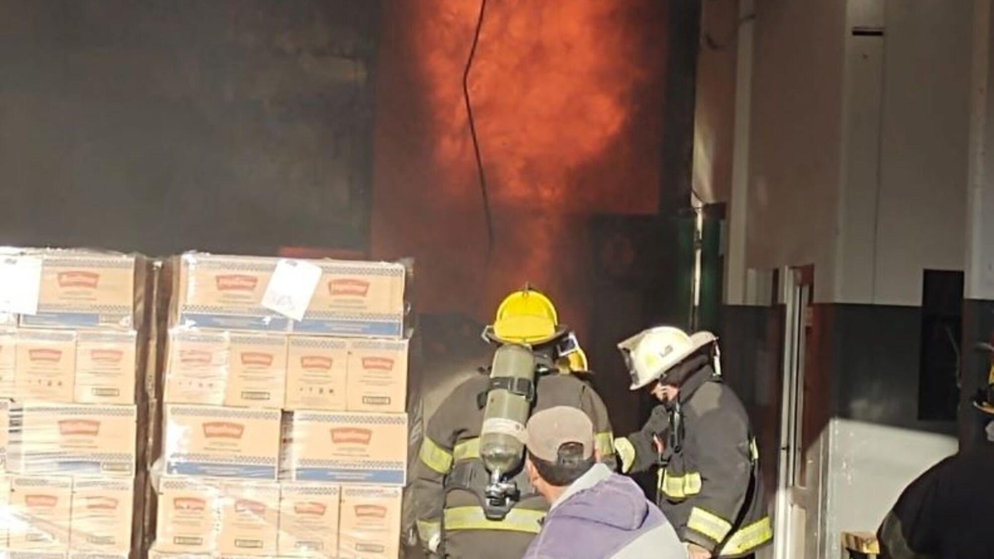 Doce dotaciones de bomberos trabajaron en la fábrica incendiada (Gentileza Info Región).