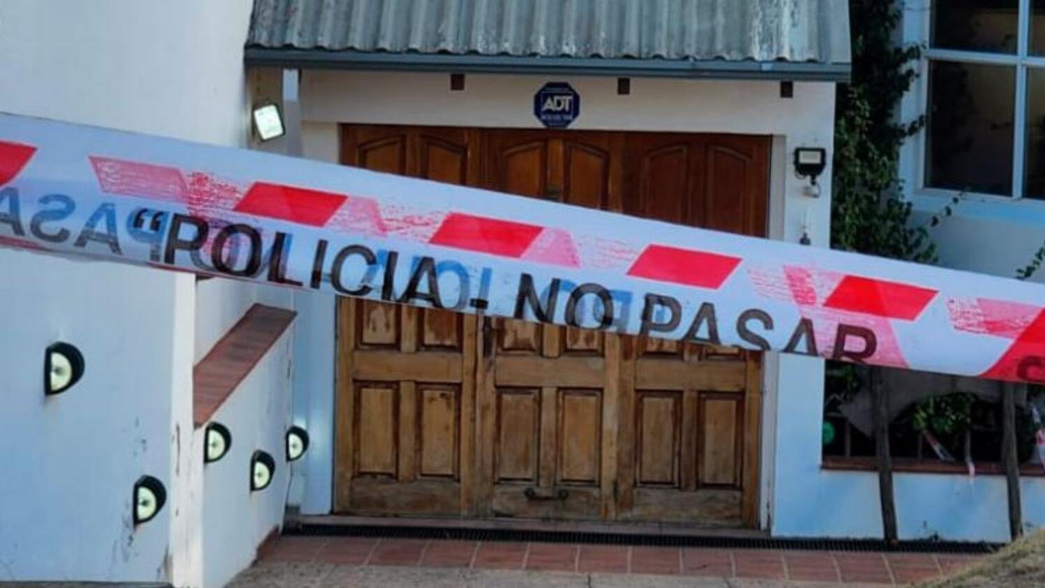 El dueño de la vivienda había sido sorprendido por los delincuentes cuando se encontraba en el patio de su casa. 