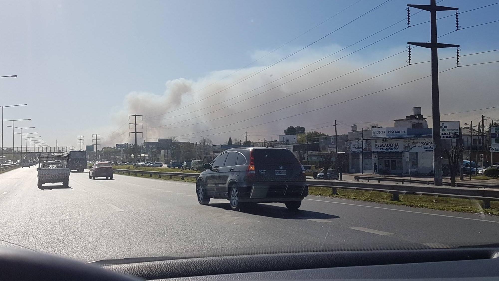 Alerta por humo sobre la ruta 9: intensa nube en la zona. (@SareSeba)