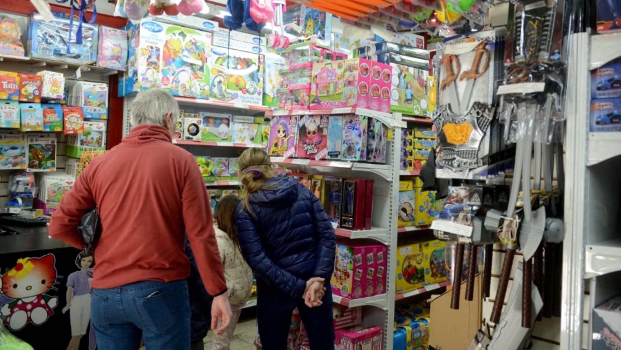 Un juguete puede resultar un excelente obsequio para disfrutar el Día del Niño (Hay buenas expectativas para este Día del Niño (Crónica/Hernán Nersesian). 