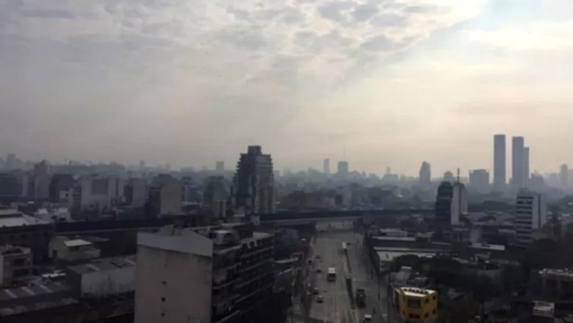 El humo de los incendios en el Delta del Paraná llegó a Capital Federal y al Conurbano (Télam).