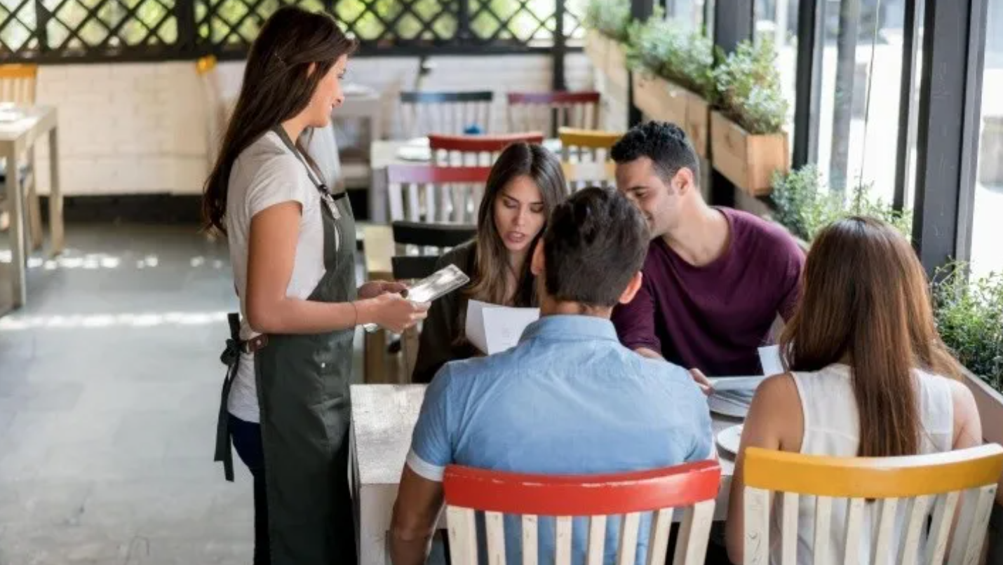 Una solicitud de empleo causó el rechazo de la población.