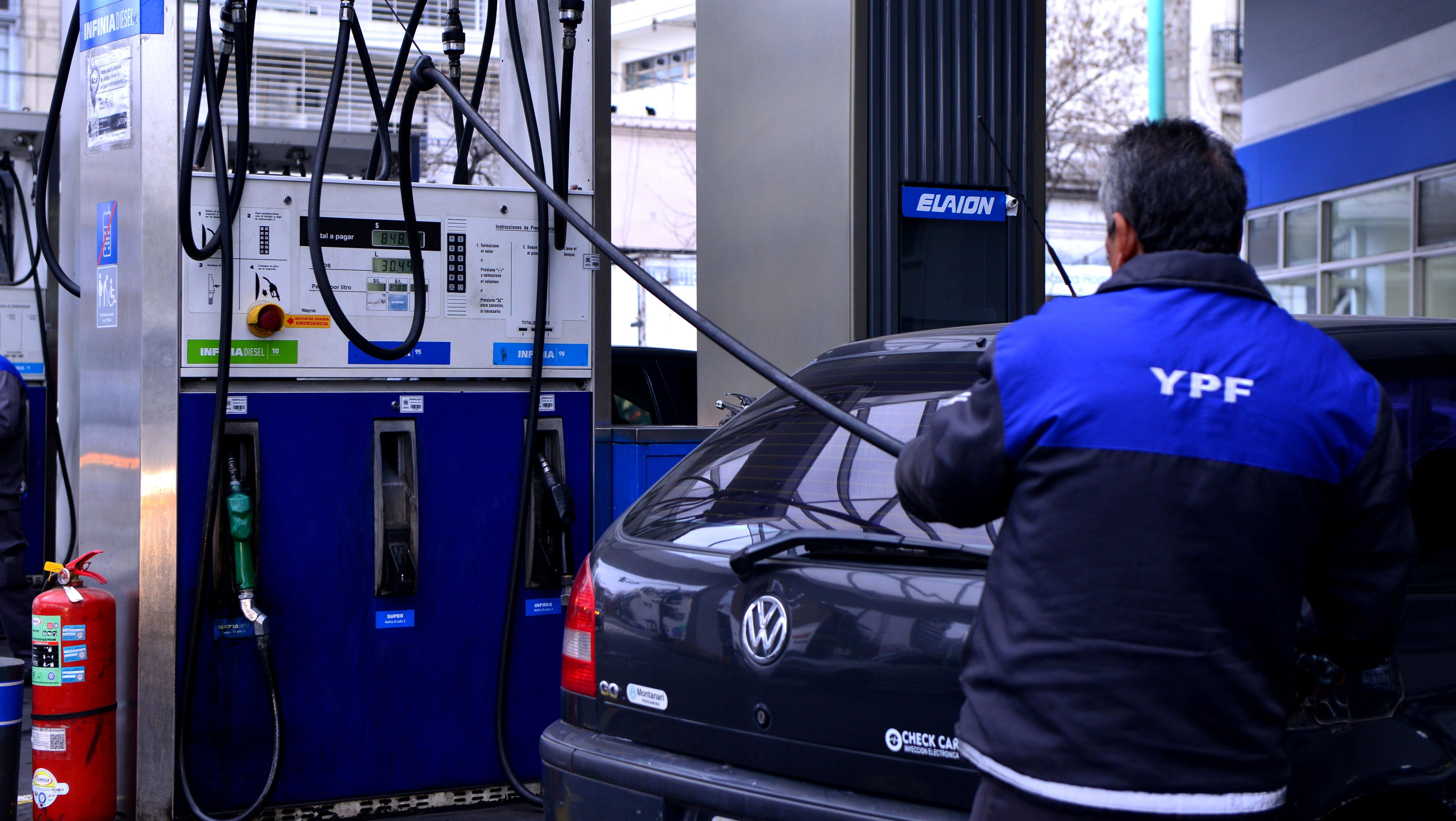 La petrolera YPF aumentó desde esta medianoche los precios de combustibles (Jonatan Moreno / Crónica).