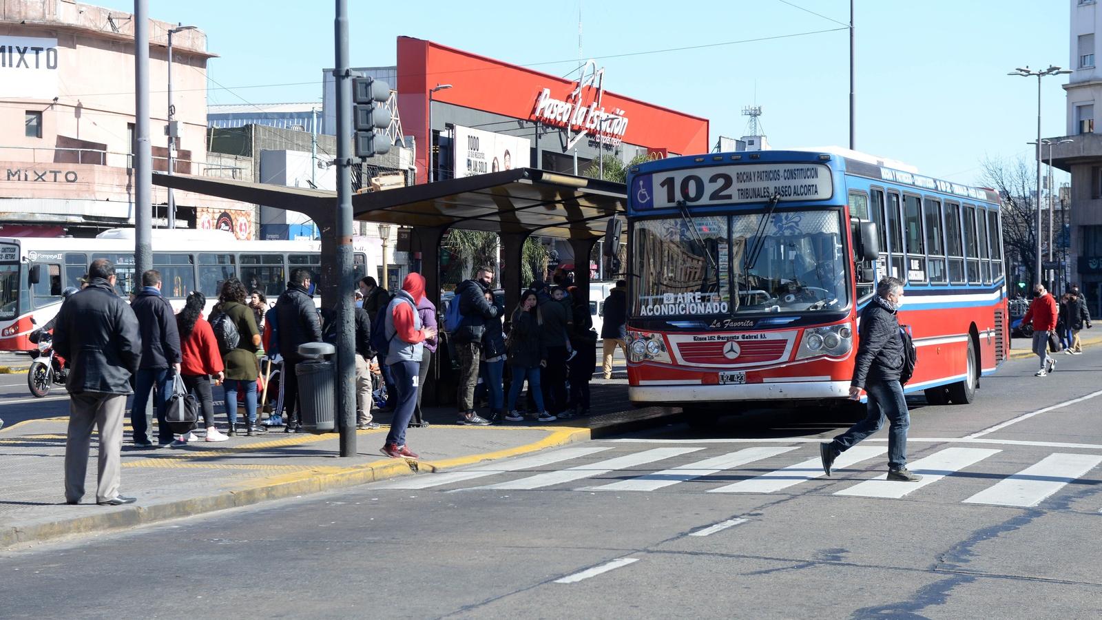 Más de 100 líneas de colectivos brindan este lunes un servicio con una frecuencia reducida en el AMBA (Crónica/Nahuel Ventura/Archivo).