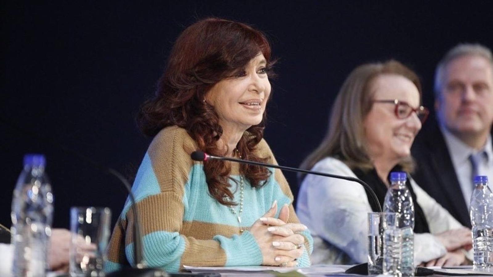 Cristina Kirchner anunció este lunes que le pidió a su abogado poder ampliar su declaración indagatoria en el marco de la Causa Vialidad (Gentileza @CFKArgentina/Twitter).