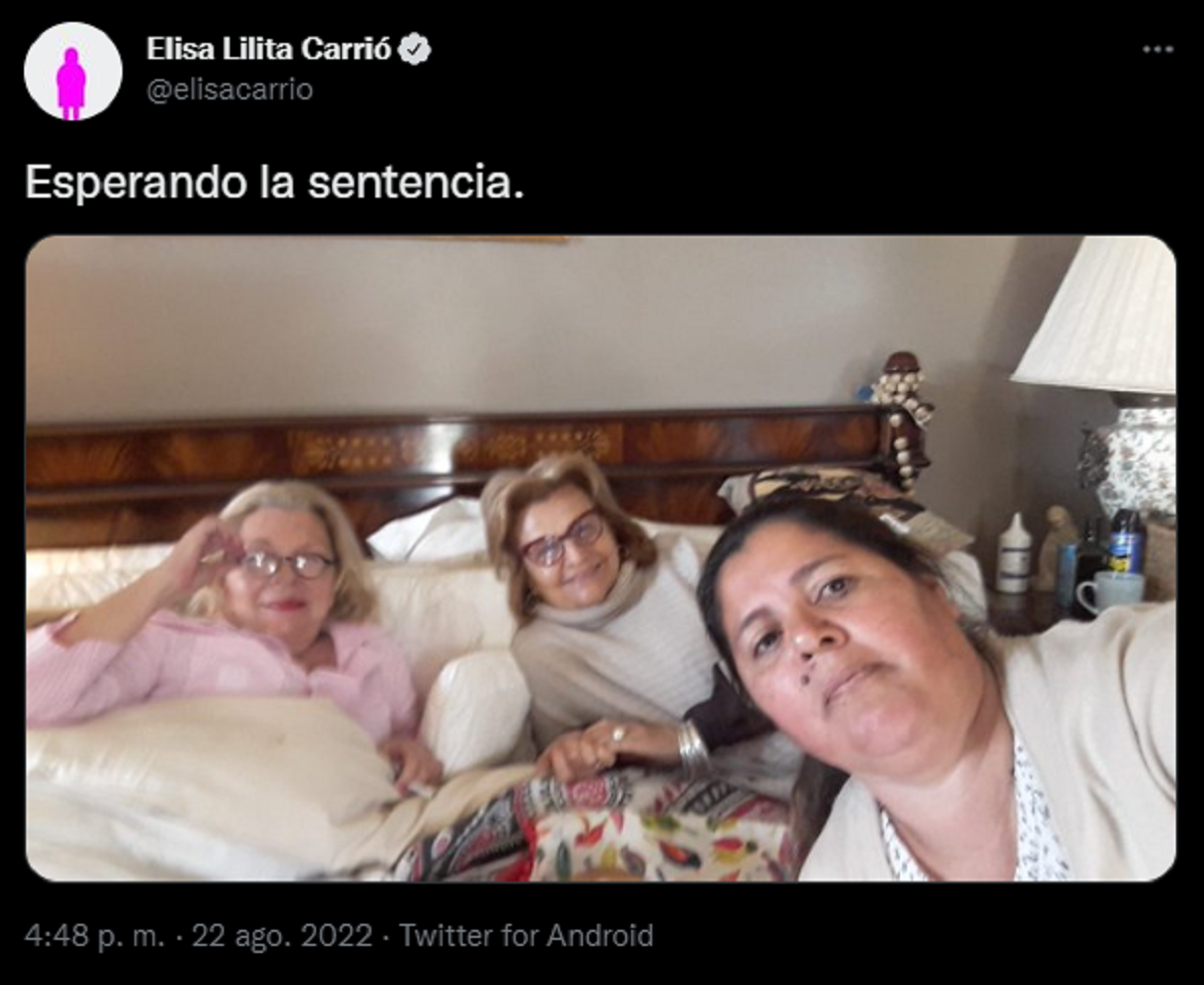 Una hora después de la primera foto, Lilita publicó una segunda mientras miraba el juicio.