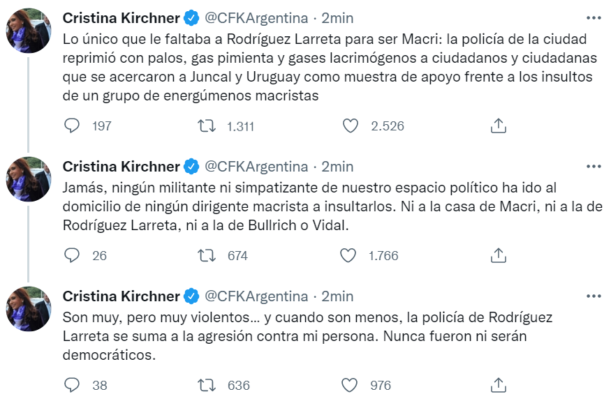 Tuit de Cristina Kirchner por la represión en la puerta de su casa.