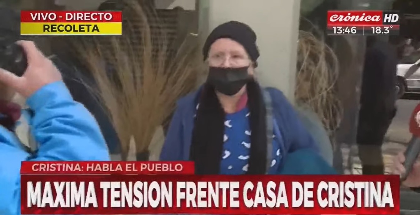 La mujer, de unos 70 años, se acercó con un cuchillo a los militantes kirchneristas.