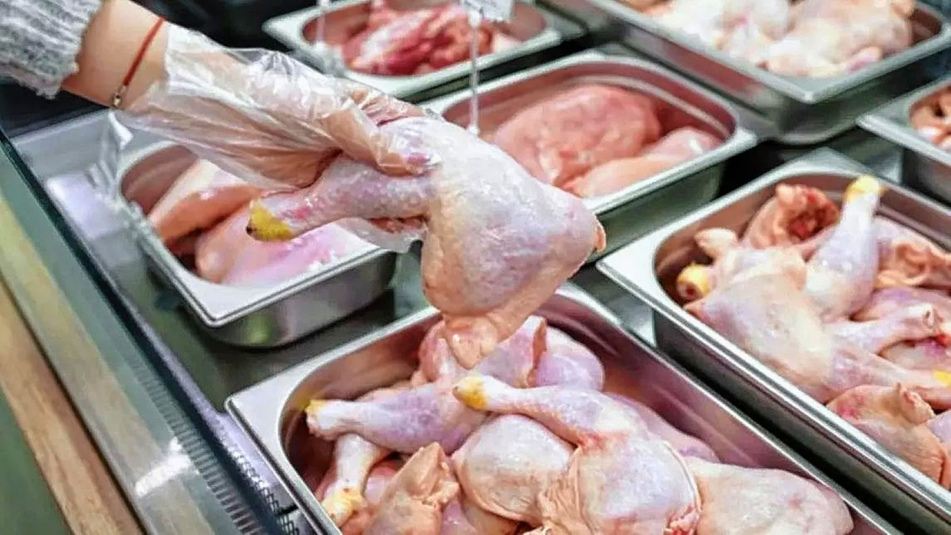 La gallina se puede vender entera o trozada, por eso elegí su forma según la cocción que le vayas a dar.