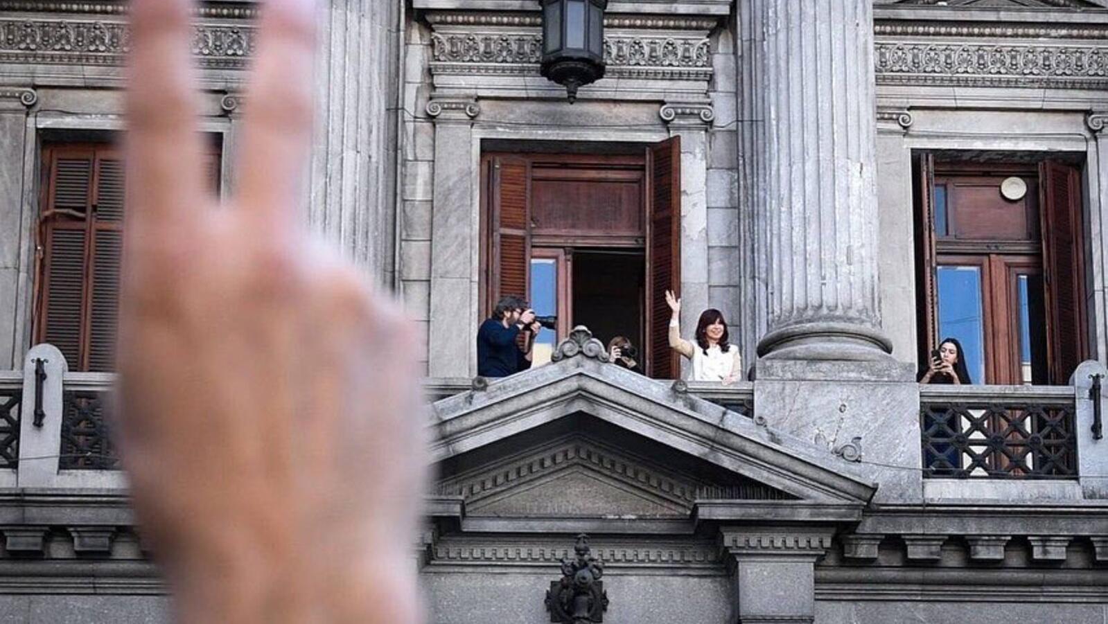 Cristina Kirchner salió a uno de los balcones del Senado para saludar a la gente que se había acercado a acompañarla (Gentlieza @CFKArgentina/Twitter).