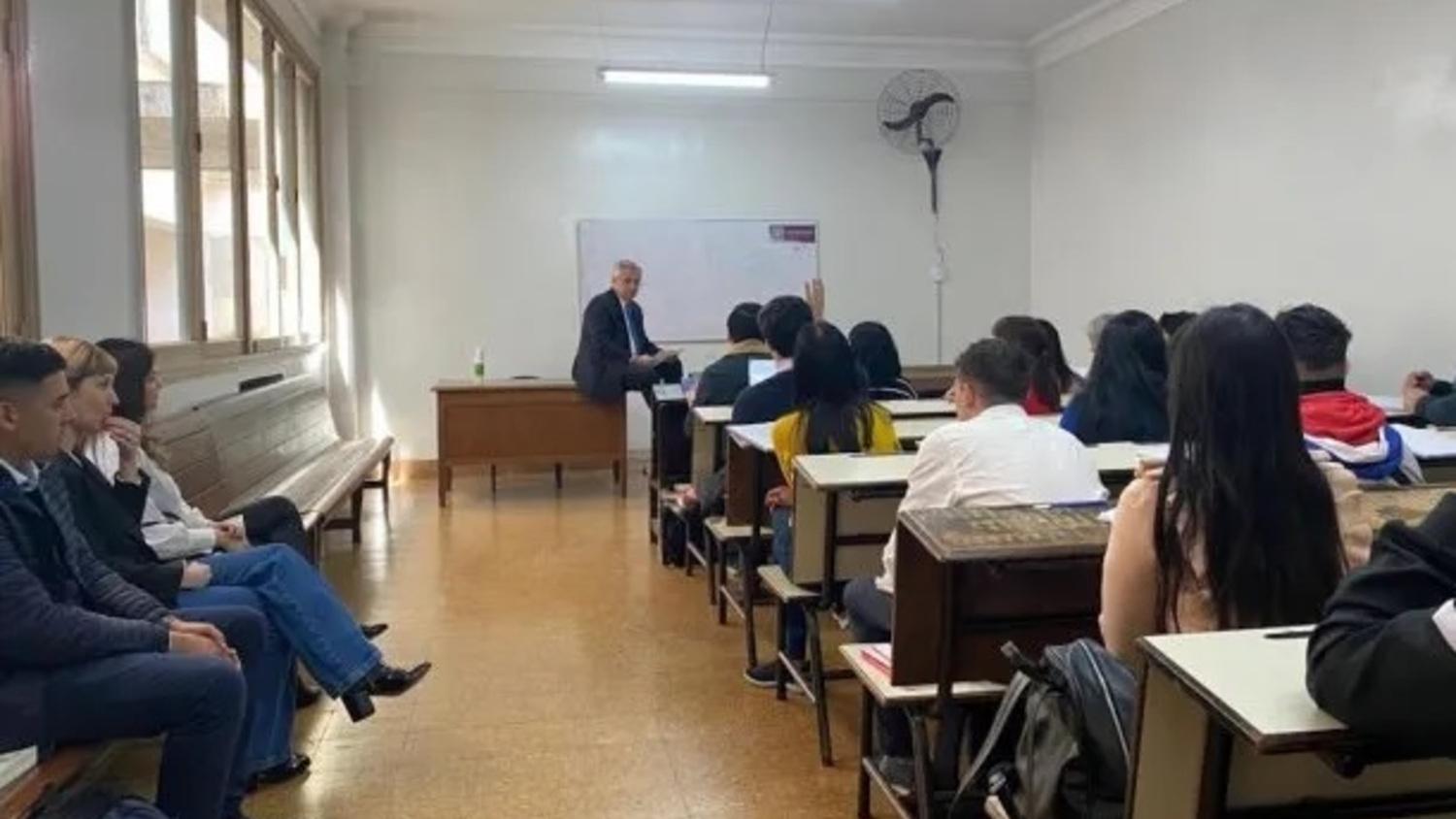 La imagen tomada por un alumno de Alberto Fernández en plena clase.