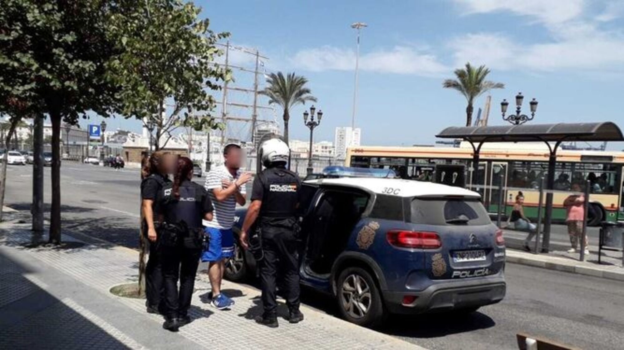 Un hombre amenaza con un cuchillo a las camareras de un bar.