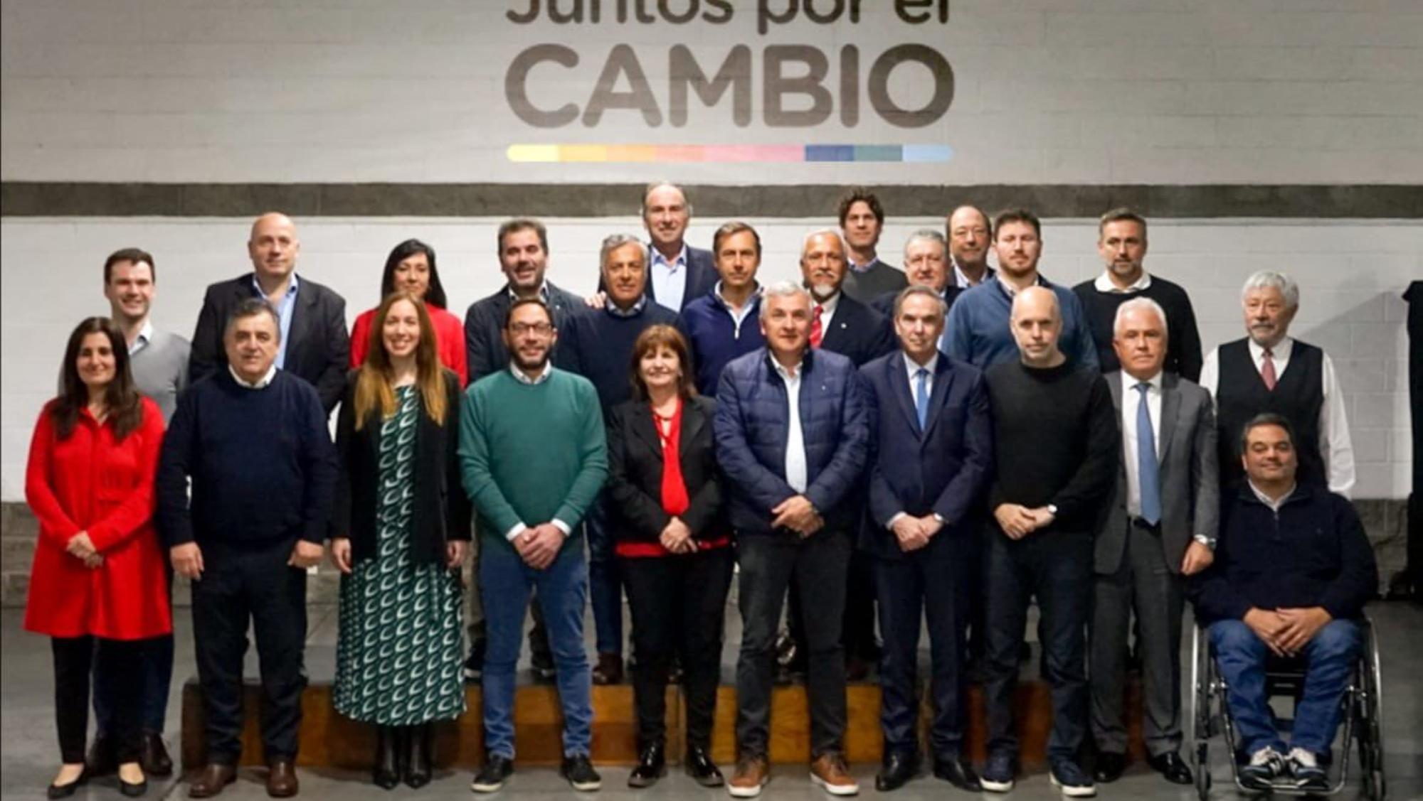 La foto de unidad que se tomaron los dirigentes opositores, tras la reunión de la Mesa Nacional.