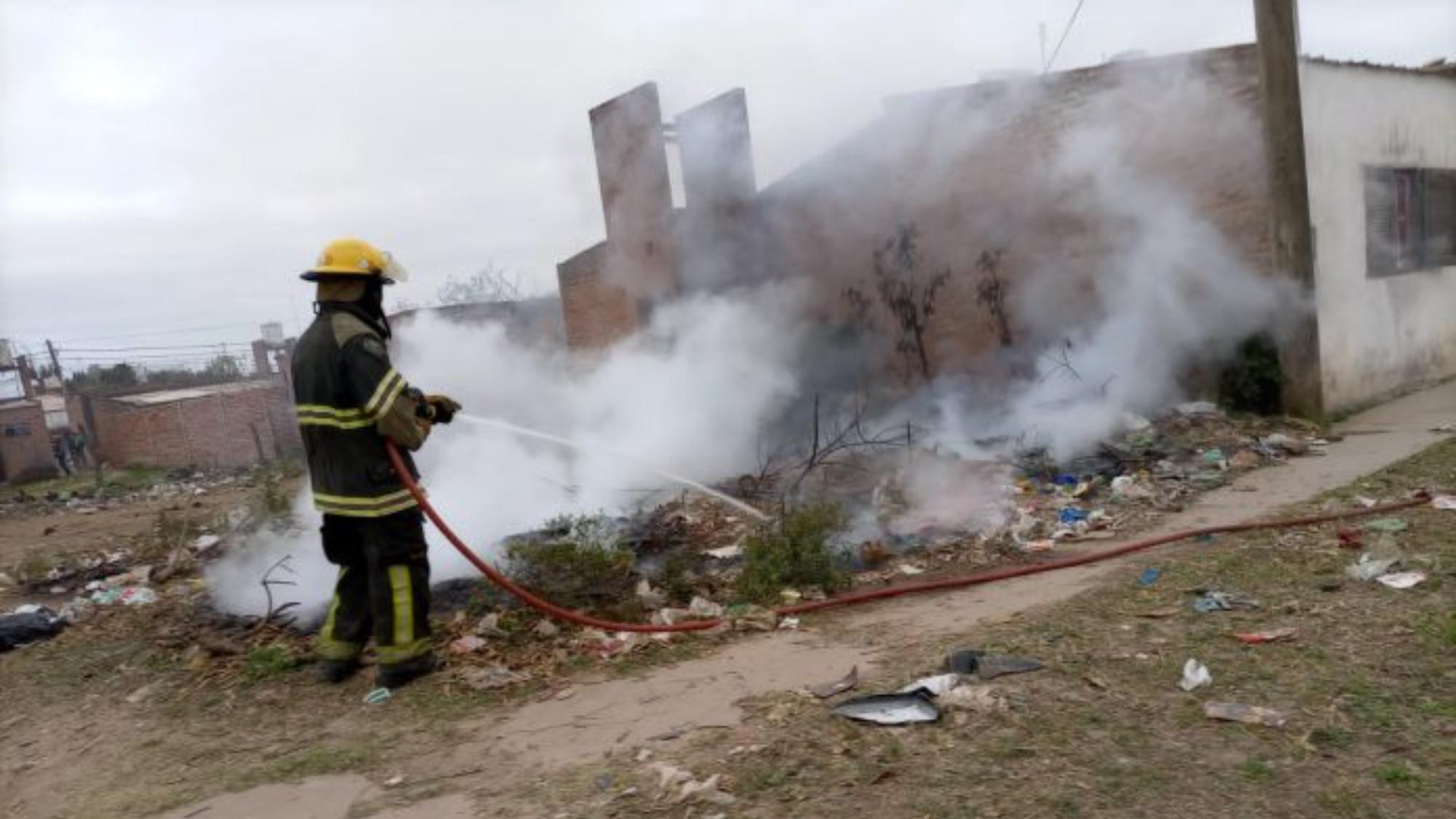 Bomberos habían apagado el incendio ocurrido el viernes pasado (Imagen de archivo).