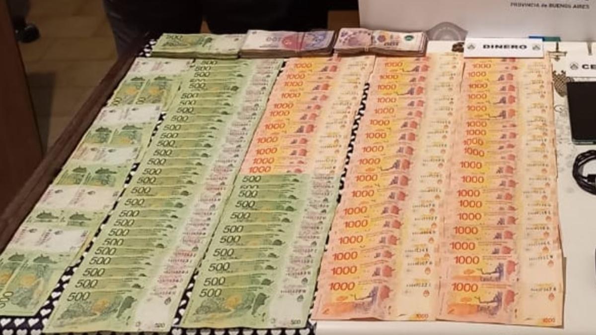 Parte del dinero que fue encontrado en poder del apresado.